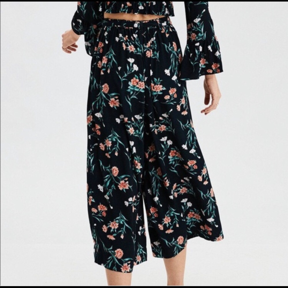 *3 for $10* American eagle black floral culottes size large